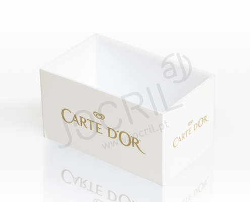Caixa em acrílico branco com impressão de alta qualidade a dourado.