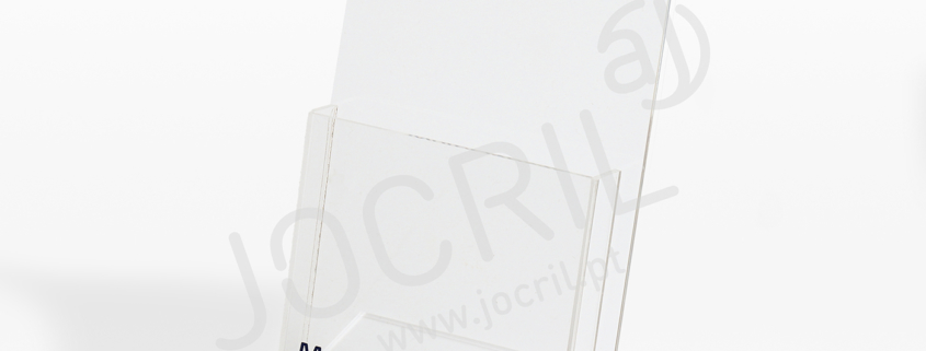 Display em acrílico transparente com bolsa frontal para flyers. Impressão alta qualidade em UV.