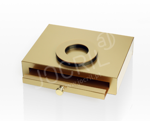 Expositor em acrílico dourado com gaveta para colocação de produto de cosmética.